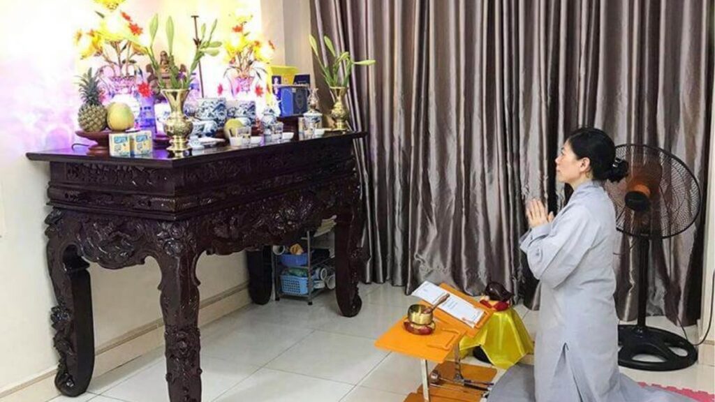 Chuẩn bị bản kinh và không gian trước khi tụng Kinh Địa Tạng